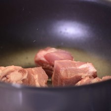 Calentar el sartén Perdura durante 3 minutos y agregar la carne, sofreír durante unos minutos hasta que la carne cambie de color.