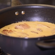 Añadir la mezcla molida y continuar cociendo tapado durante 10 minutos o hasta que la carne esté suave y cocida.