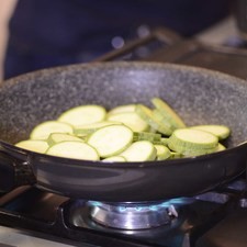 Para preparar las verduras calentar el sartén Perdura durante 3 minutos y agregar la cucharada de aceite. Añadir la calabaza.