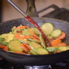 Agregar zanahoria y granos de elote, saltear durante unos minutos hasta que estén al dente, cuidando que no se recosan.