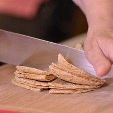 Para preparar los chilaquiles, cortar las tortillas en tiras delgadas. Poner al horno a 300°F (150°C) durante 20 ó 30 minutos, volteando de vez en cuando con la pala hasta que estén doradas pero no quemadas. Se pueden freír también en aceite sobre la estufa.