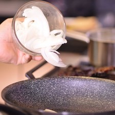 Calentar el aceite en un sartén, agregar la cebolla en rajas y cocer durante 3 minutos.