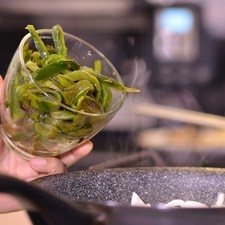 Añadir las rajas de chile y mezclar un poco.