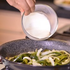 Añadir la leche, la crema y sazonar con sal al gusto, cocer 10 minutos más. Apagar el fuego, agregar el queso manchego rallado y mezclar hasta que se derrita.