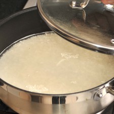 Colocar el arroz junto con el agua en una cacerola. Calentar hasta que suelte el hervor. Tapar, bajar la lumbre y cocer aproximadamente 15 minutos hasta que se consuma toda el agua.