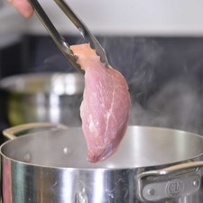 Cocer la pulpa de cerdo en una olla honda con agua, ajo y sal y cocer durante 30 minutos o hasta que este suave. Retirar del caldo, dejar enfriar y deshebrar.