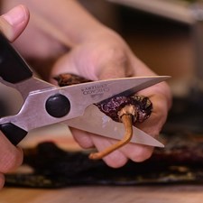 Cortar los chiles por un lado y desvenar.
