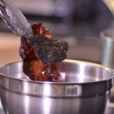Colocar en un tazón agua caliente y remojar los chiles 5 minutos. Picar los nopales y cortar la cebolla en rodajas.