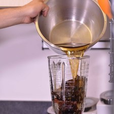 Cocer los nopales en una olla honda con una pizca de bicarbonato de sodio durante 3 minutos y escurrir. Colocar en el vaso de la licuadora los chiles remojados, clavo de olor, sal y el agua en que se remojaron los chiles.