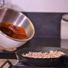 Agregar la salsa colada y los nopales, continuar cociendo unos minutos más, rectificando la sazón.